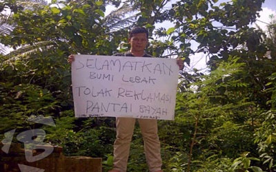 Aksi unjuk rasa Fakrab menolak reklamasi Pantai Bayah.