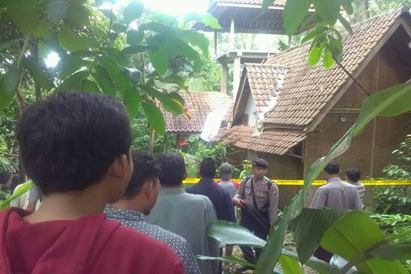 Rumah ND dan MH pasutri diduga penganut aliran sesat di Kampung Cikadu, Pandeglang dijaga aparat kepolisian.