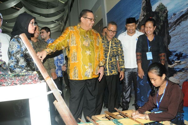 Bupati Lebak Iti Octavia Jayabaya bersama Menteri Koperasi dan UKM