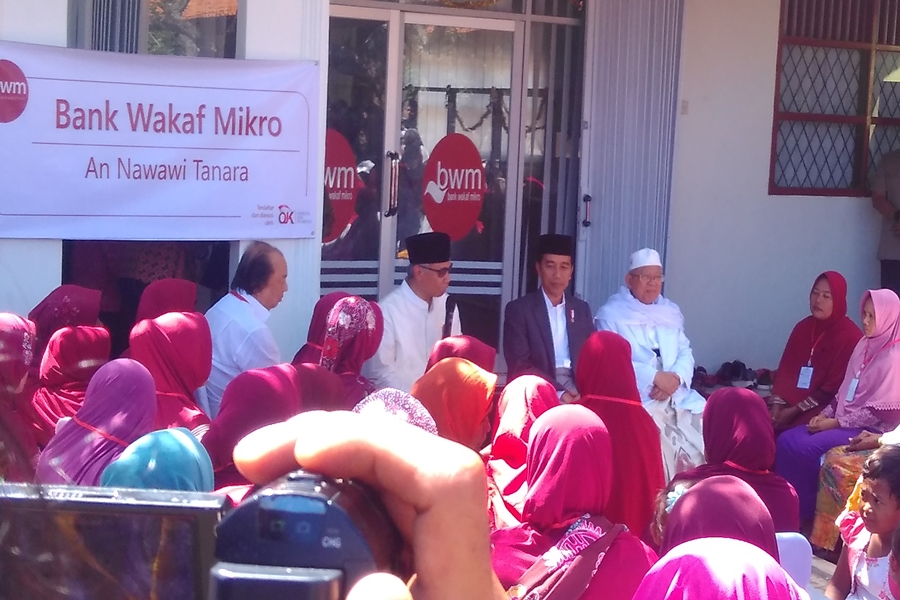 Jokowi saat Dialog dengan Nasabah Bank Wakaf Mikro