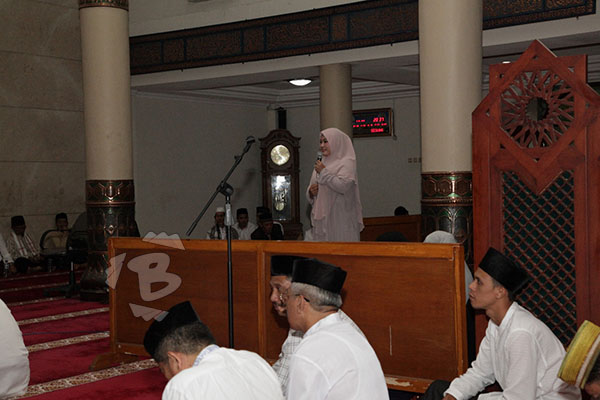Irna saat sambutan dalam acara Peringatan Isra Miraj di Masjid Agung Ar-Rahman Pandeglang