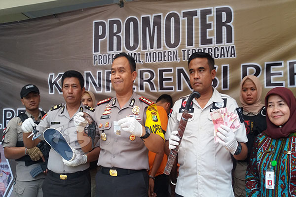 Kapolres Metro Tangerang Kombes Pol. Harry Kurniawan menggelar penangkapan kawanan perampok bendahara Dinas Pendidikan