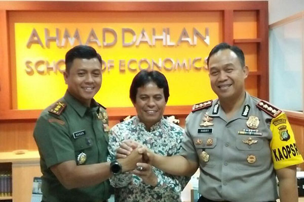 TNI-POLRI DAN PIMPINAN STIE AHMAD DAHLAN SEPAKAT