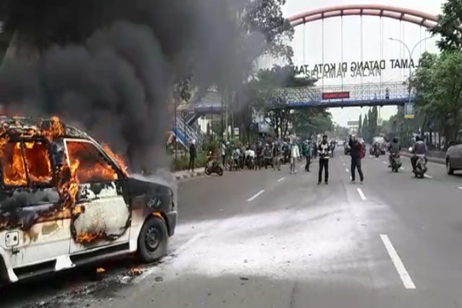 Angkot Terbakar di Tangerang