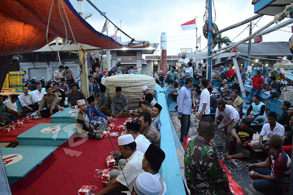 Gaya Nyentrik Kapolres Kota Tangerang Bukber di Atas Kapal dengan Nelayan-1