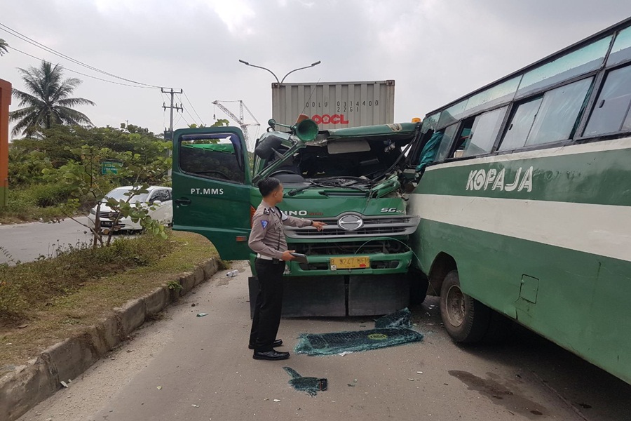 Bus Kopaja Tujuan Anyer Kecelakaan