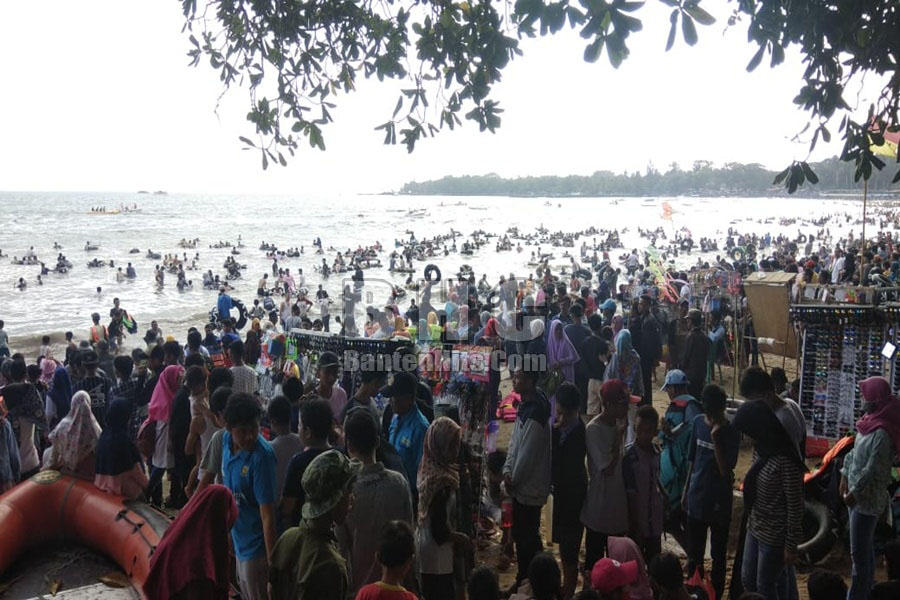 Pantai di Banten Dipadati Pengunjung