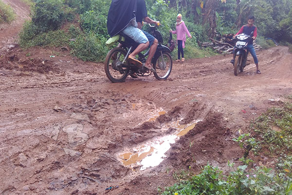 jalan pasuran-sadatani yang merupakan akses utama ke daerah penghasil durian di kabupaten serang rusak