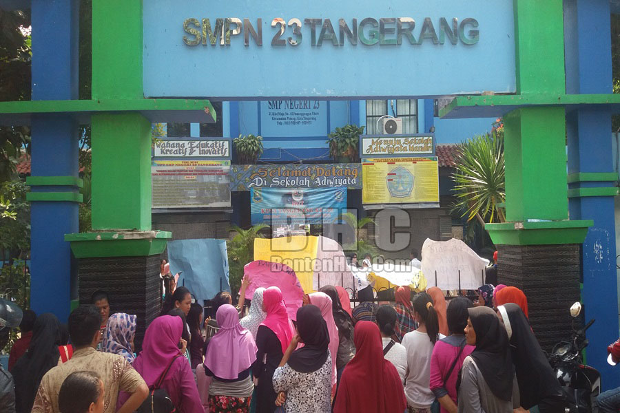 Demo Wali Murid di SMPN 23 Kota Tangerang