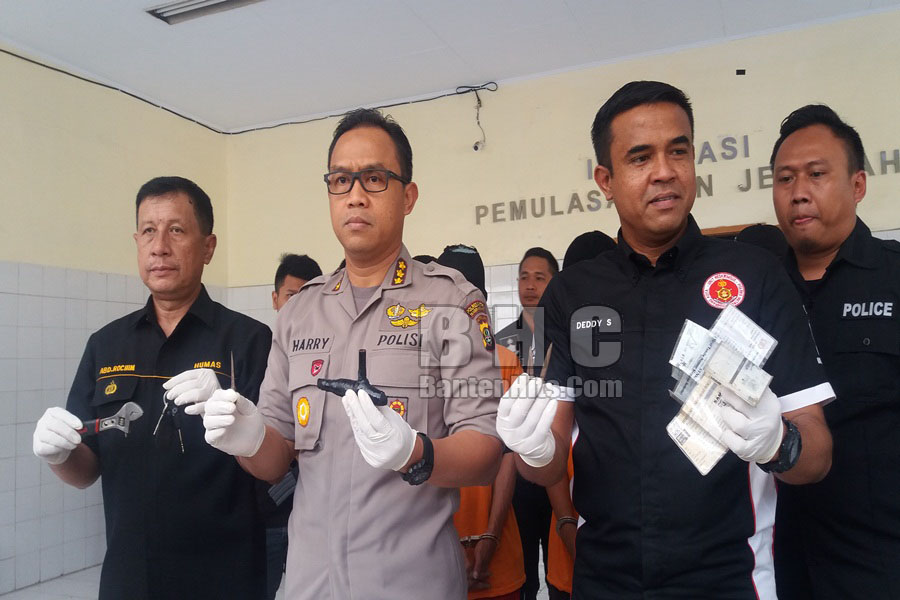Kapolres Metro Tangerang Kombes Harry Tunjukkan Barang Bukti Kasus Pencurian