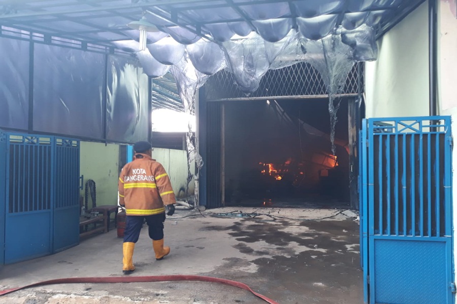 Pabrik Cat di Tangerang Terbakar