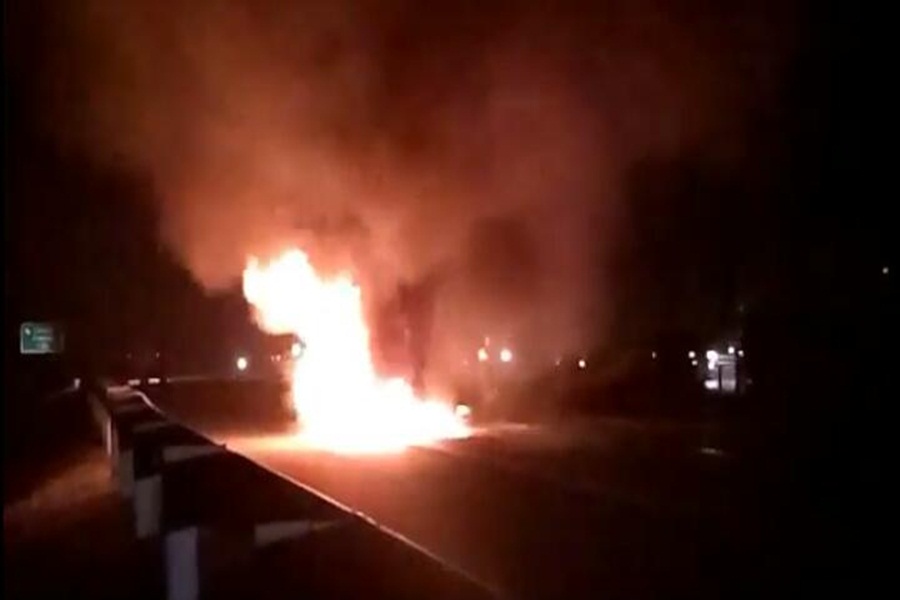 Mobil Terbakar di Tol Tangerang-Merak