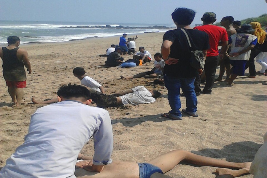 Remaja Terseret Ombak Pantai di Lebak
