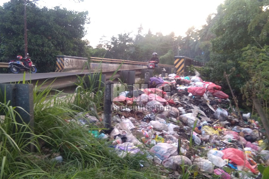 Tumpukan Sampah di Jalan Labuan Pandeglang