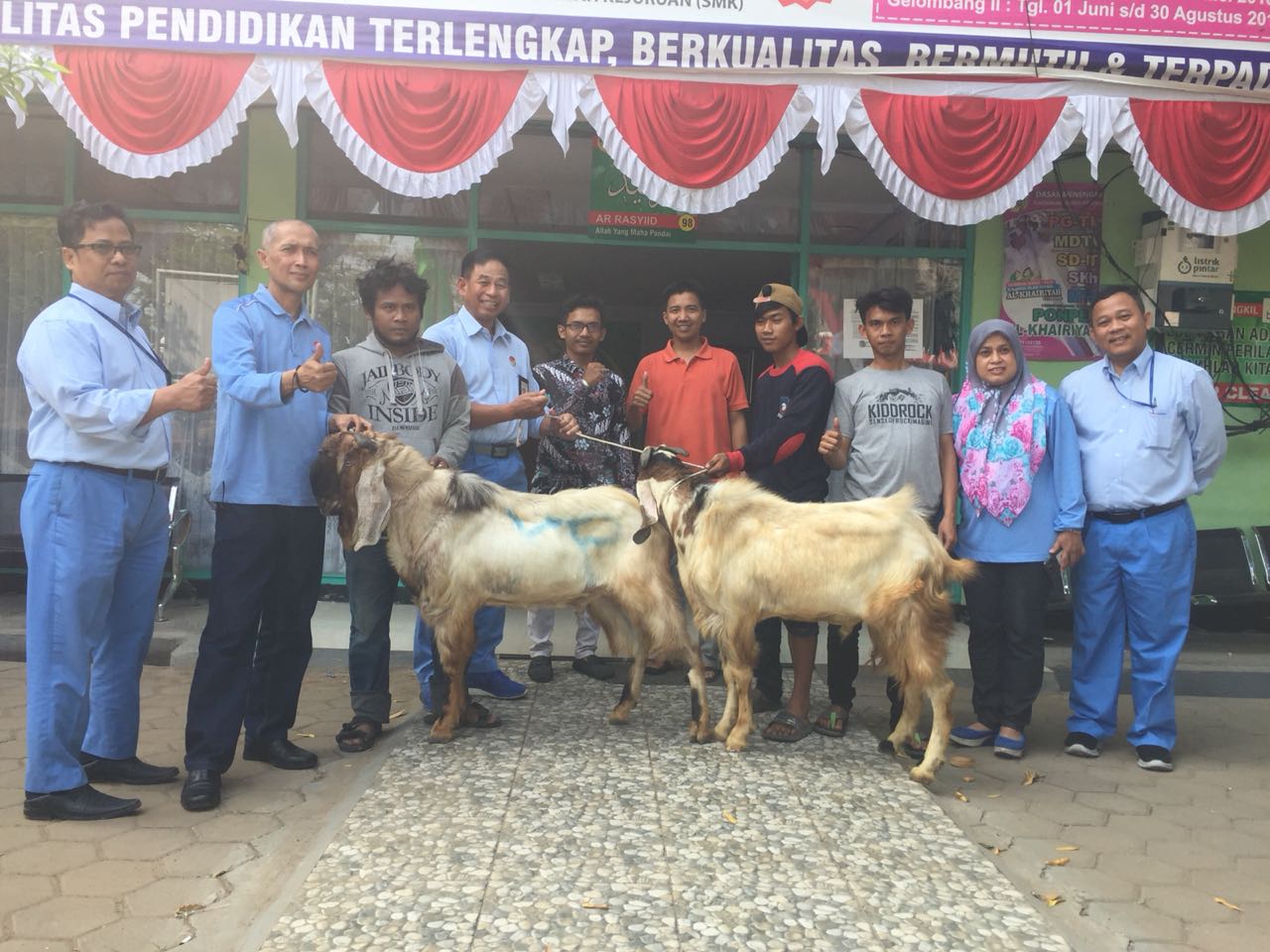 Deputi Direktur Produksi, PT KRAKATAU POSCO Amung Somantri, beserta jajaran saat serah terima hewan qurban