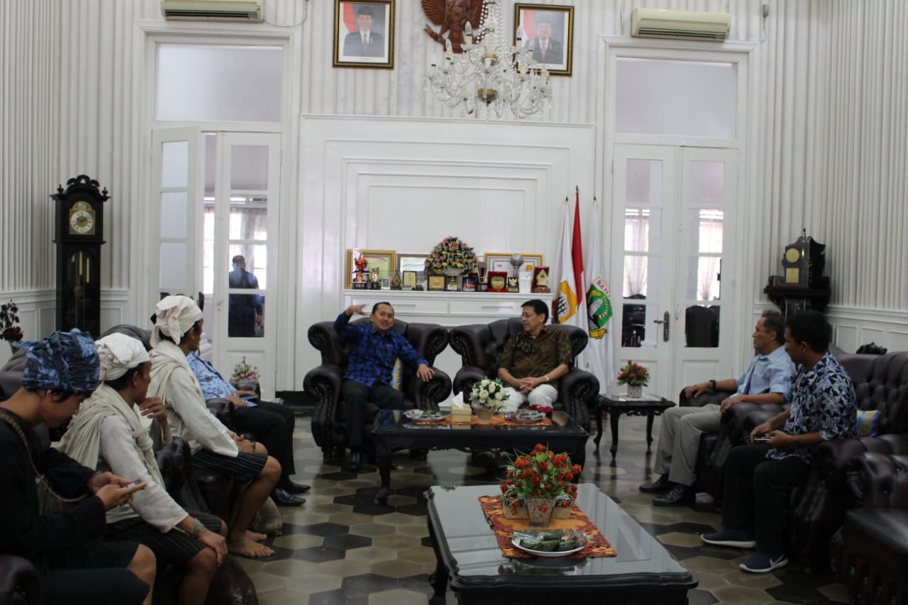 Mantan Menlu RI Hasan Wirayuda berdiskusi dengan Wakil Bupati Lebak Ade Sumardi. Hasan Wirayuda membawa serta tokoh masyarakat Baduy Dalam yang menginginkan perluasan lahan pertanian