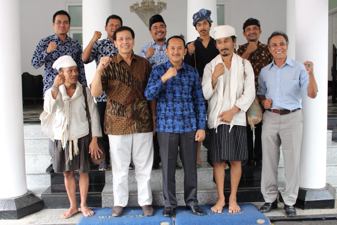 Mantan Menlu RI Hasan Wirayuda bersama tokoh baduy dalam