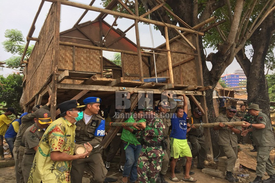 Petugas Gotong Rumah Warga di Kampung Cacing