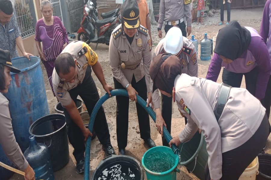 Polwan Polrestro Tangerang Salurkan Air Bersih