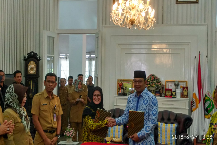 Ridwan Kamil dan Iti Octavia Jayabaya saat MoU ketahanan Pangan Kota Bandung dengan Kabupaten Lebak