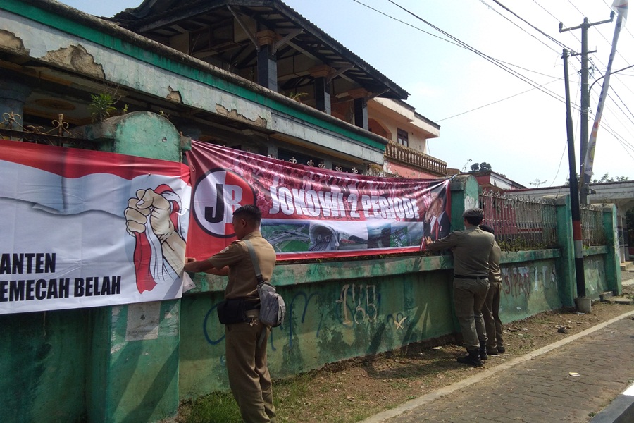 Spanduk Jokowi Dua Periode di Pandeglang