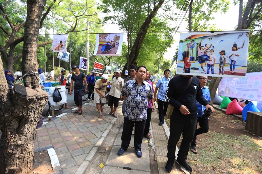 Wali Kota Tangerang Arief R. Wismansyah Lihat Foto di Festival Visual