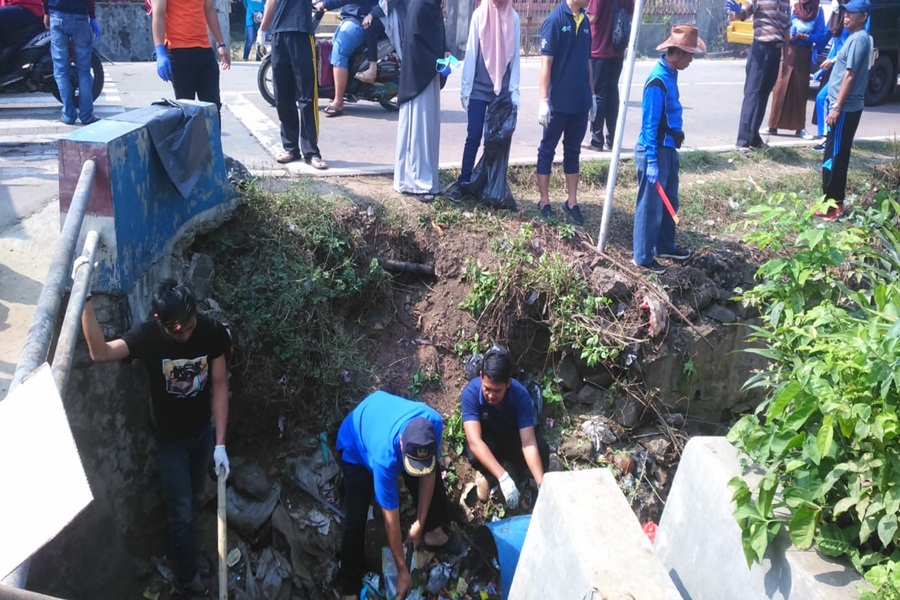 Bersih-bersih Sampah di Cipeucang