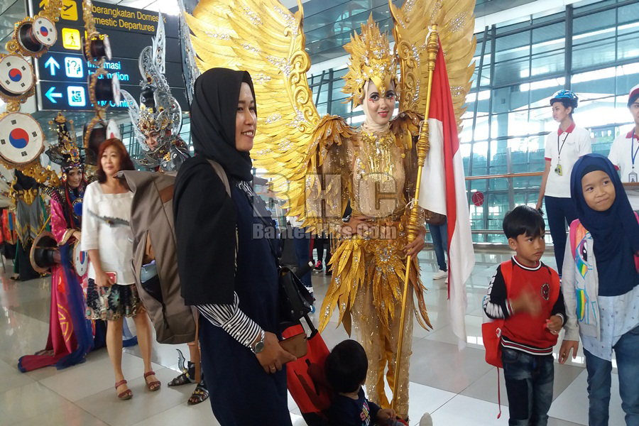 Kostum Jember Fasihon Carnaval Hadir di Bandara Soetta