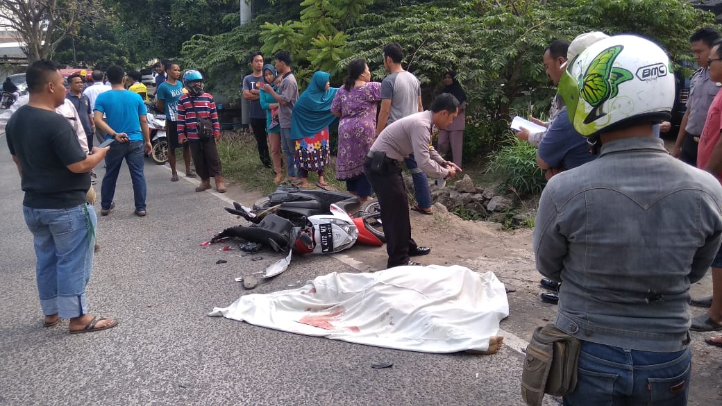 Perempuan Pengendara Honda Beat Tewas Digilas Tronton di Jalan Suralaya