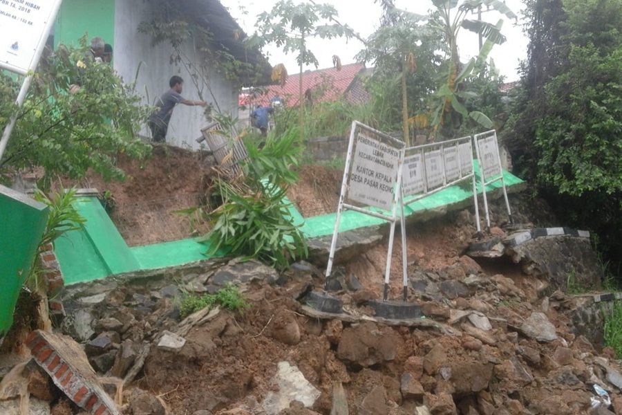 Tembok Pagar Kantor Desa pasar Keong Ambruk