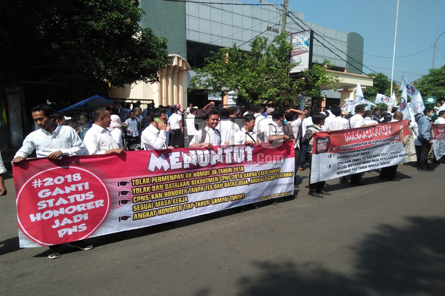 Aksi Unjuk Rasa Honorer di Pandeglang