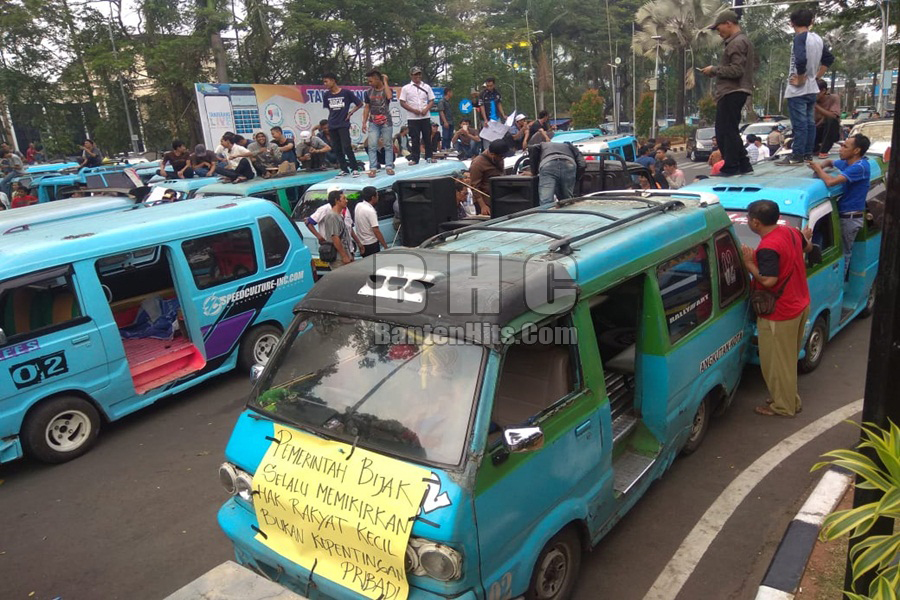 Sopir Angkot Demo Tuntut BRT Kota Tangerang