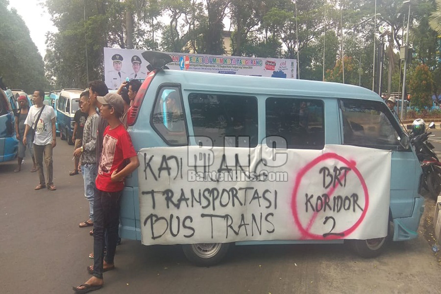 Demo Angkot soal Bus Trans Kota Tangerang