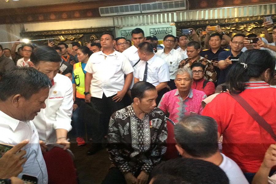 Jokowi Temui Keluarga Korban Lion Air JT-610 di Posko Bandara Soetta