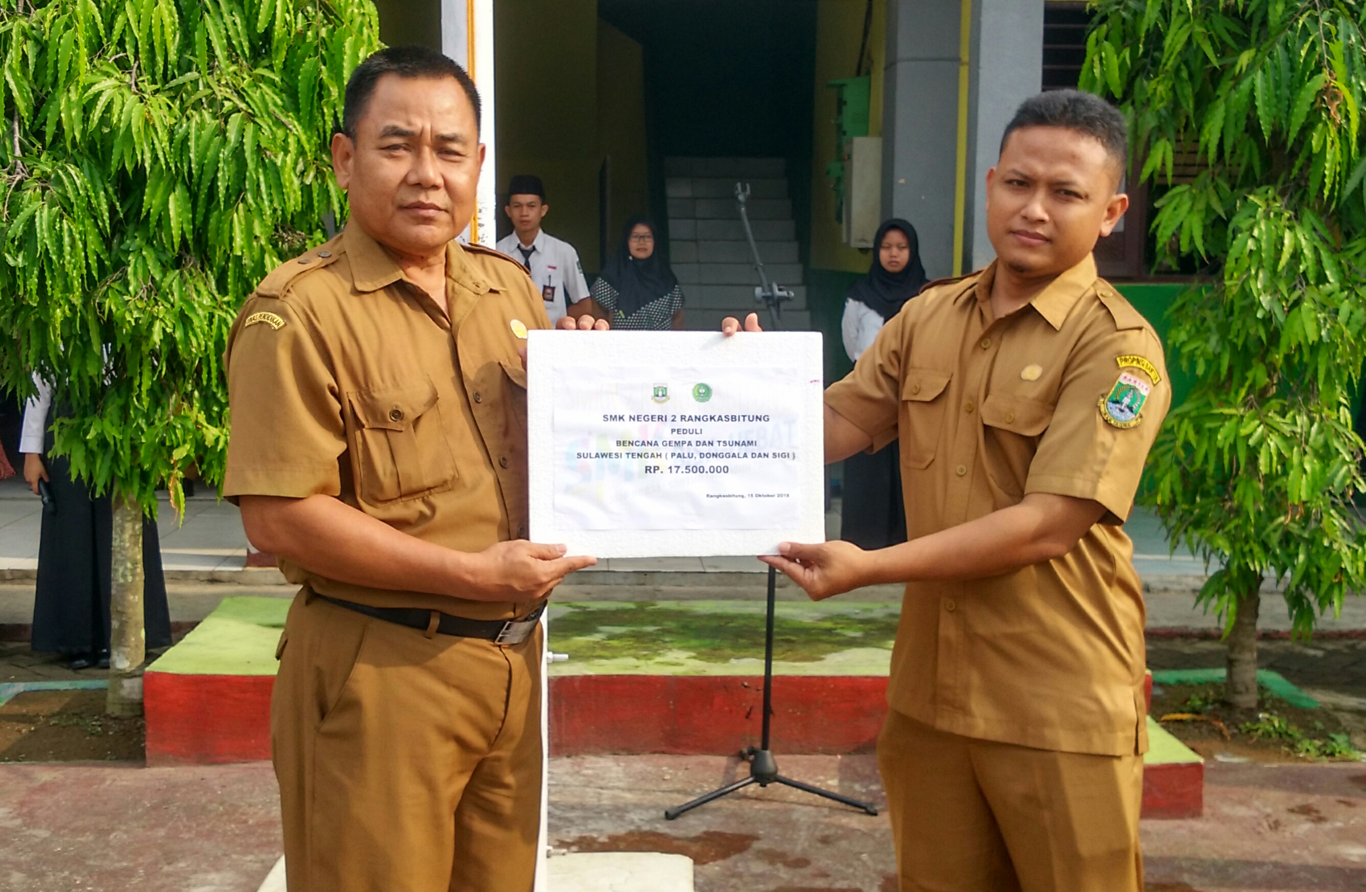 Kepala SMKN 2 Rangkasbitung Mukmin saat menerima dana sumbangan yang terkumpul untuk korban gempa sulteng
