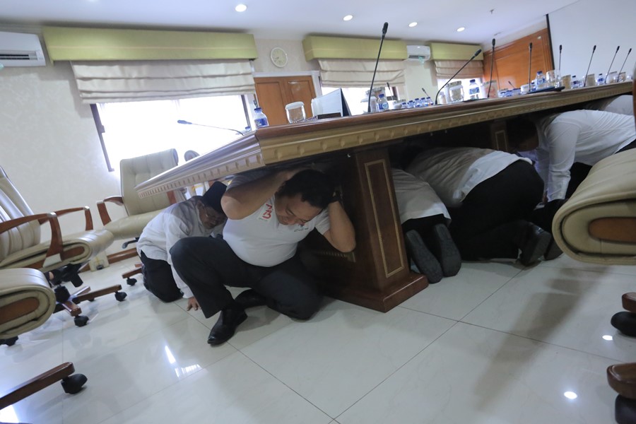Pemkot Tangerang diguncang Gempa, Pejabat Menyelamatkan Diri ke Kolong Meja