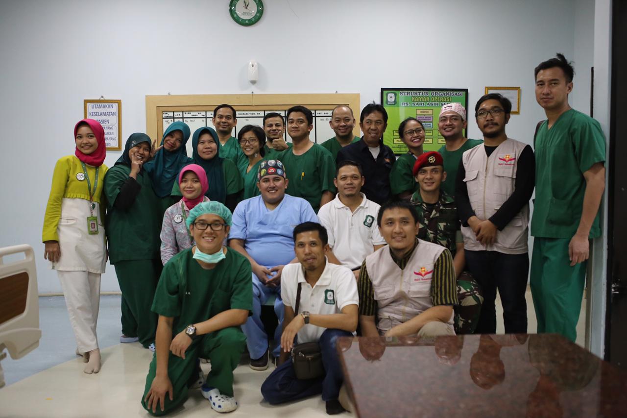Perwakilan Grup 1 Kopassus bersama dengan segenap tim medis RS Sari Asih Serang