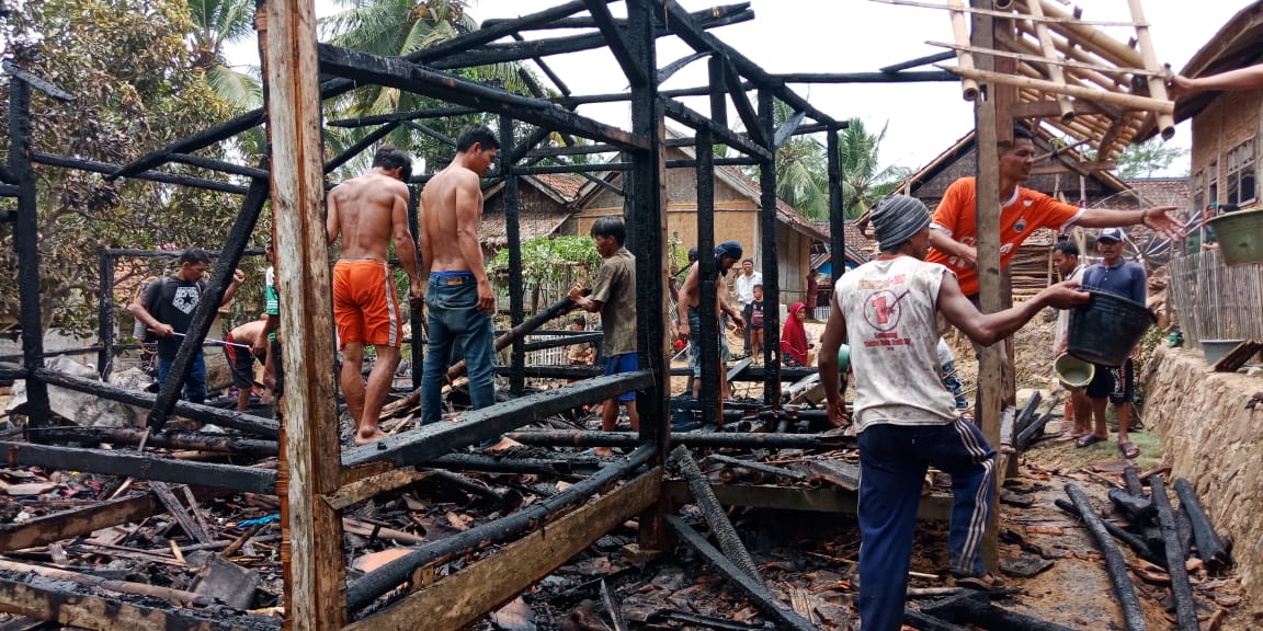 Rumah Semi Permanen di Kampung Bungur Gede Cikeusik Terbakar