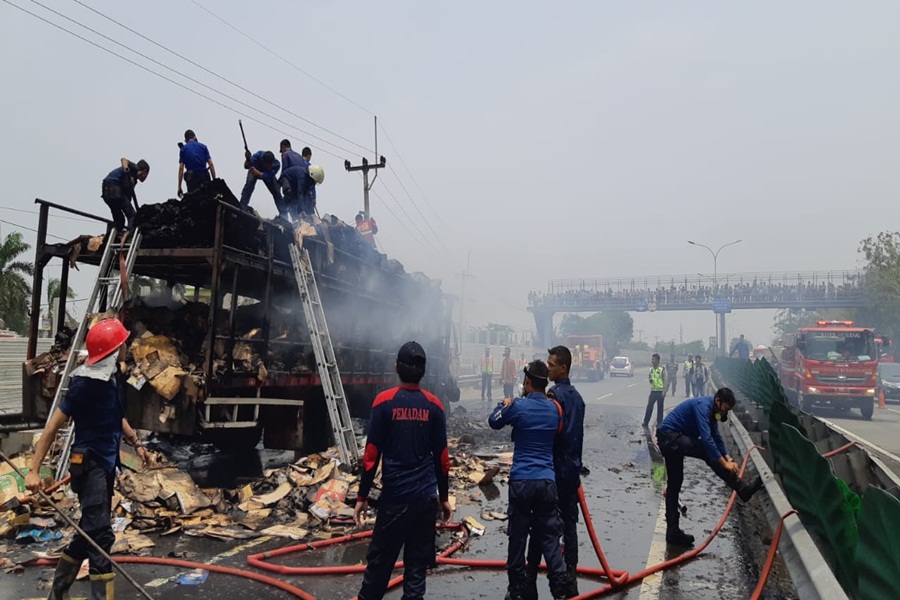 Truk Terbakar di Tol Tangerang-Merak