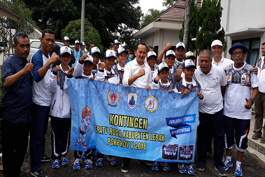 Wakil Bupati Lebak Ade Sumardi bersama atlet sepatu roda Porprov Banten 2018