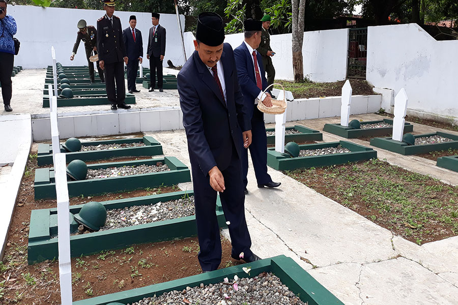 Wakil Bupati Lebak Ade Sumardi ziarah ke Taman Makam Pahlawan