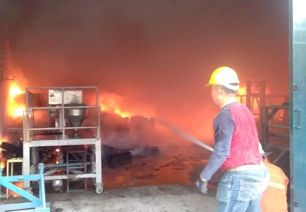 Pabrik Semen Hebel PT Bostik Indonesia Ludes Terbakar