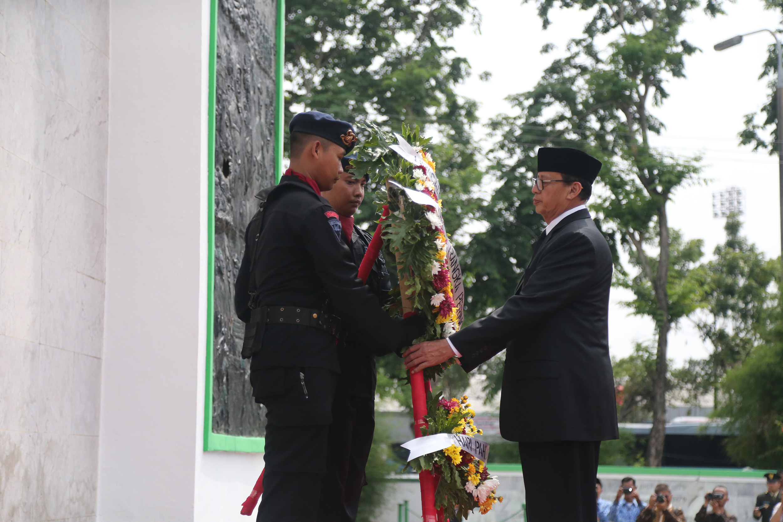 Peringati Hari Pahlawan, Gubernur Banten Tabur Bunga di Makam