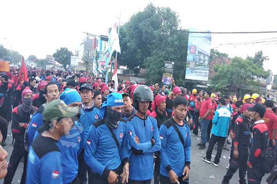 Aksi Buruh di Simpang Tiga Parung