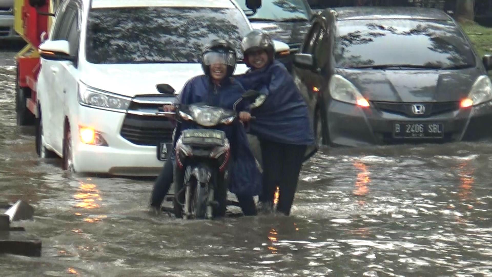 Akses Utama Menuju Kantor Puspemkab Tangerang Terendam Banjir