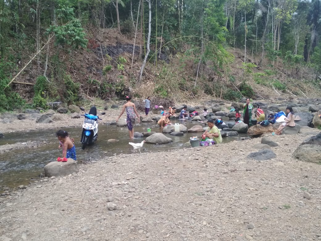 Warga Cibadak Pandeglang Memanfaatkan Sungai Cipatujah untuk MCK