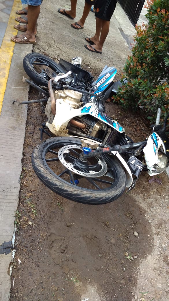 motor Suzuki Satria terlibat kecelakaan di Jalan Raya Palka