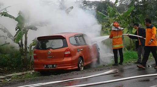 Mobil Nissan Grand Livina Terbakar di Ciwalet Majasari Pandeglang