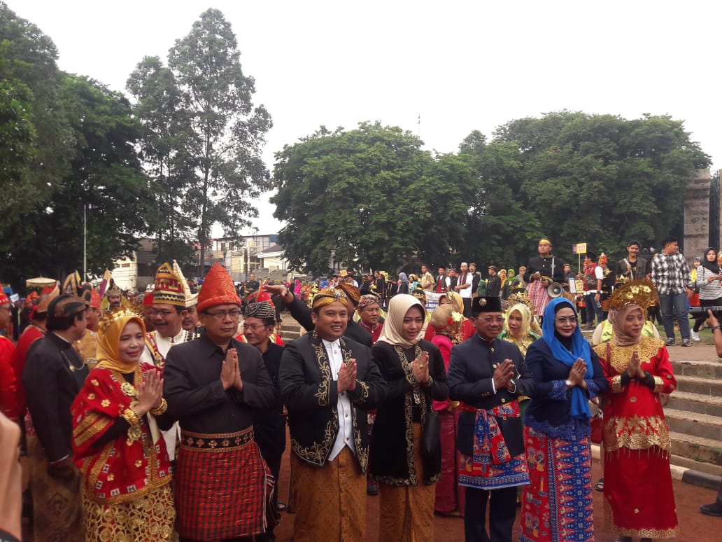 Pakai Blankon Jawa, Arief Pimpin Kirab Festival Budaya Nusantara 2