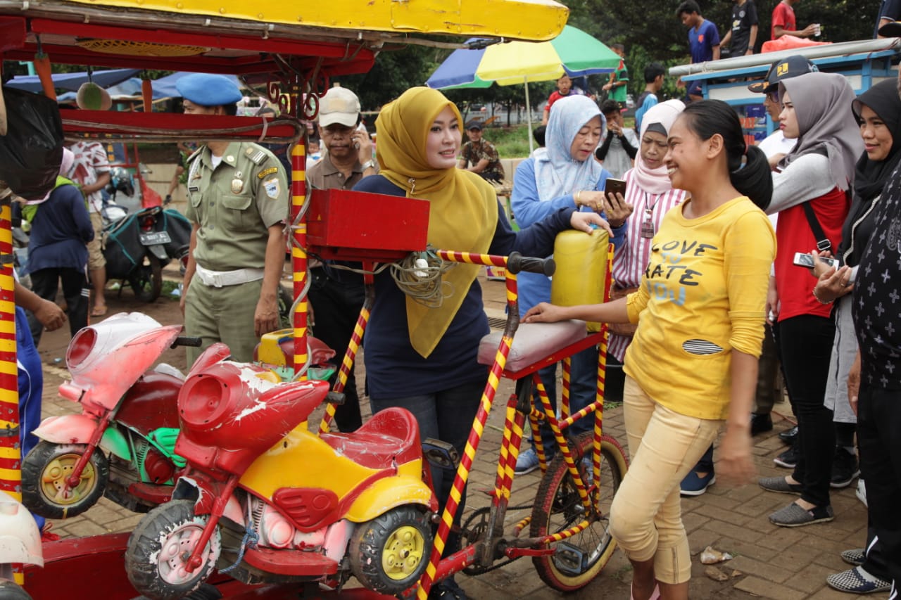 Bupati Pandeglang Irna Narulita saat meninjau Alun-alun Pandeglang